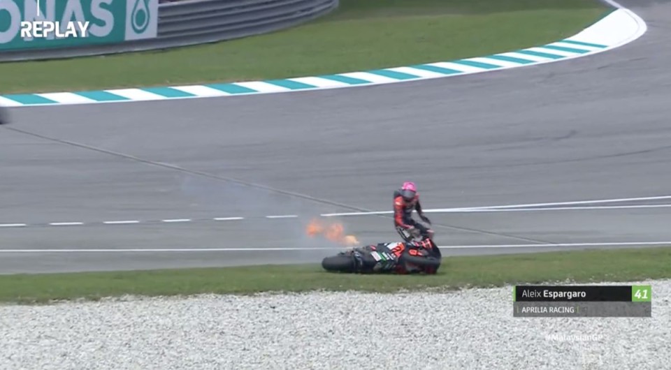 MotoGP: VIDEO - Brivido per Espargarò in FP1: sfiammata dell'Aprilia dopo la caduta