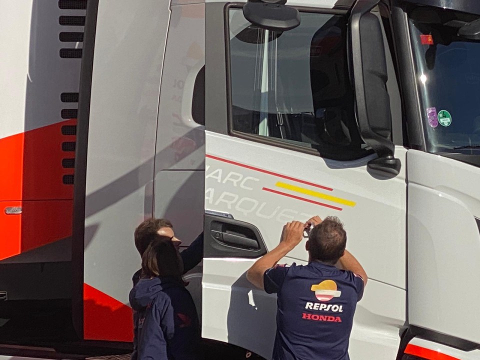 MotoGP: Via Marquez anche dai camion, si chiude definitivamente un'era lunga 11 anni MotoGP: Via Marquez anche dai camion, si chiude definitivamente un'era lunga 11 anni