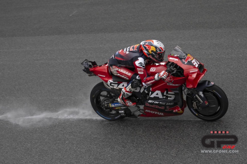 MotoGP: Shakedown - Acosta protagonista: 1° tempo, 2 cadute e primi giri sul bagnato