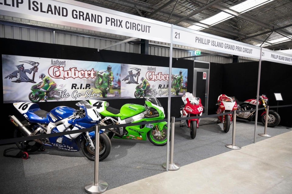 SBK: The Phillip Island circuit pays tribute to Anthony Gobert with his bikes