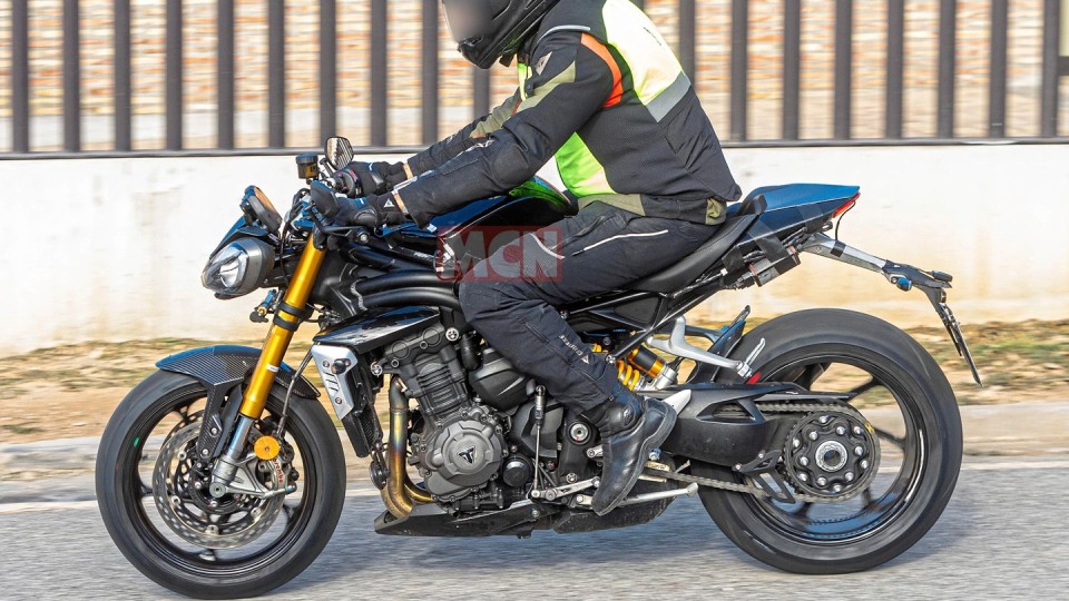 Moto - News: Triumph Speed Triple 1200 RS 2025: arrivano semimanubri e sospensioni elettroniche
