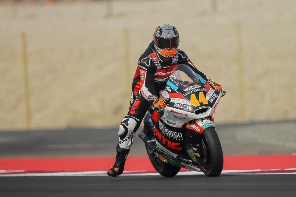 Moto2: Qatar: Aron Canet si impone con record nelle FP3, paura per Jake Dixon
