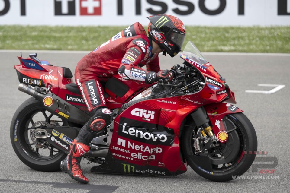 MotoGP: La Ducati accarezza l'asfalto: l'abbassatore in azione in partenza