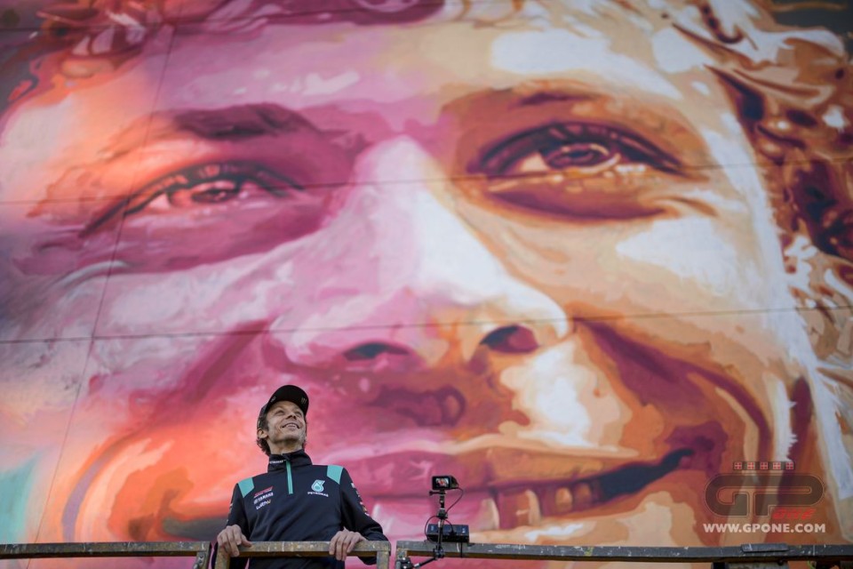 MotoGP: FOTO - Valentino Rossi il più grande di tutti... diventa un murales
