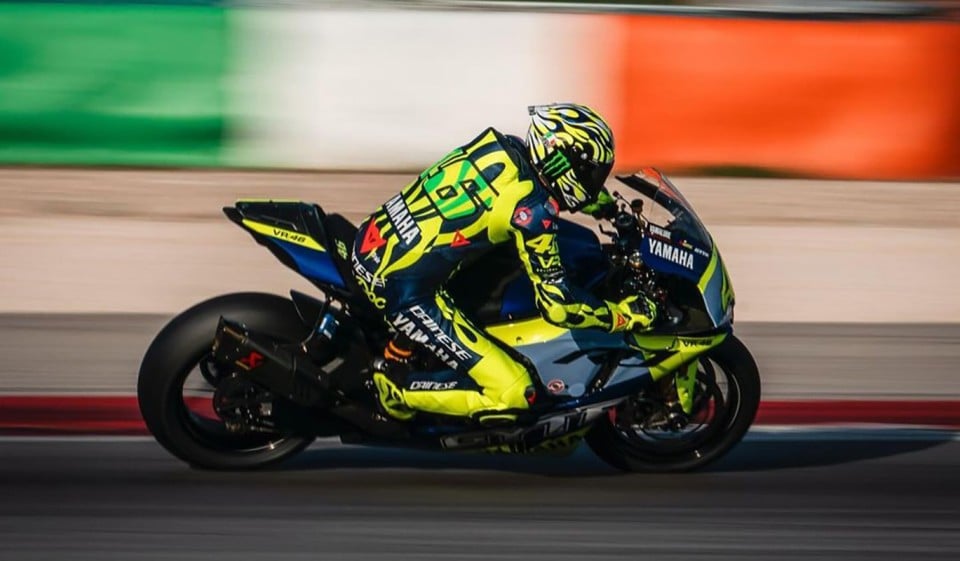 Moto - News: Regalo da Yamaha per i possessori di R1M 2024: a Jerez con Valentino Rossi