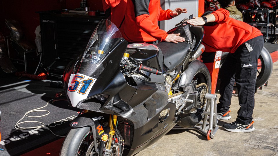 SBK: Barcelona: a total black Ducati V4 for Michele Pirro
