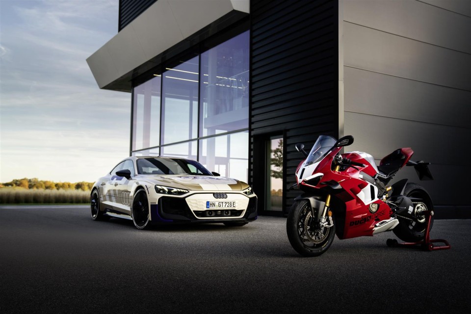 Auto - News: Nuova Audi e-tron GT prototipo e Ducati Panigale V4 R: emozioni ed eccellenza