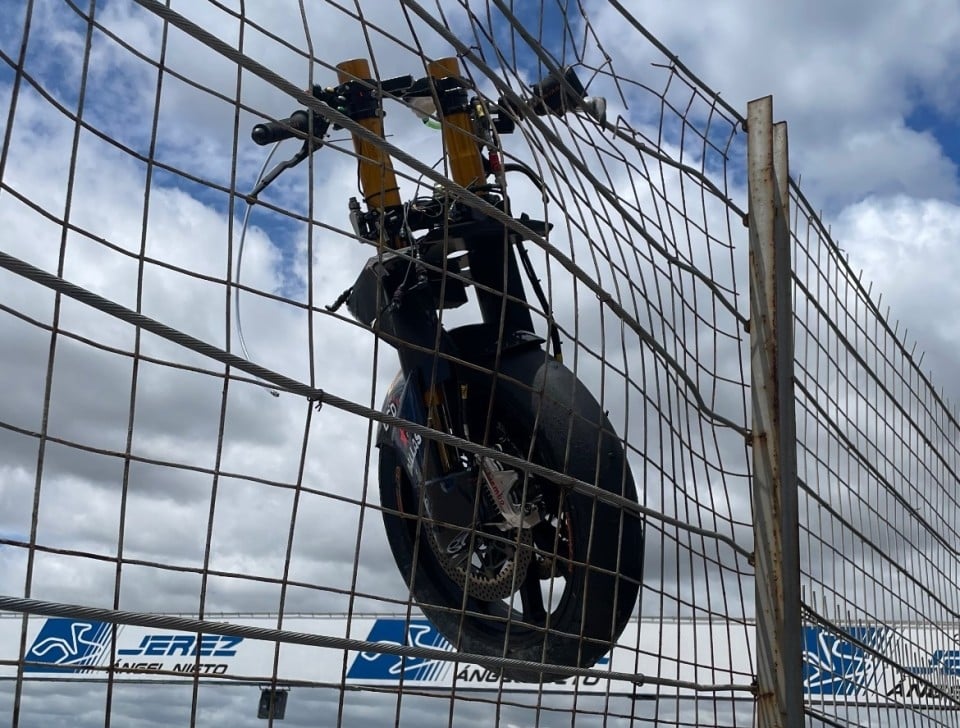 Moto2: Brividi per Ai Ogura nei test a Jerez: cade e distrugge la sua Boscoscuro 