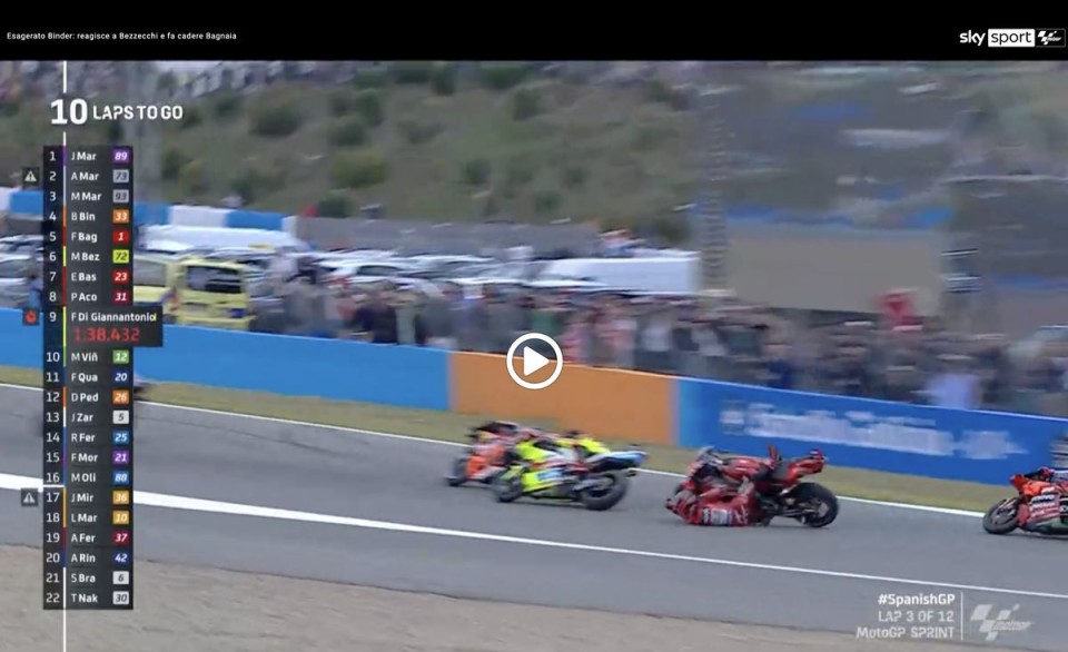 MotoGP: VIDEO - Binder azzarda troppo e stende Bagnaia a Jerez: ecco le immagini