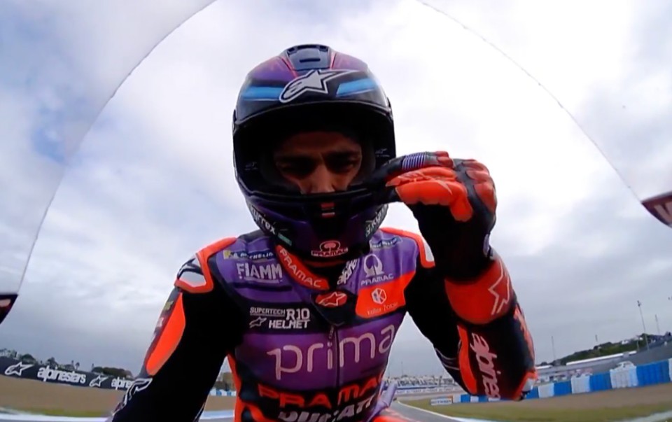 MotoGP: VIDEO - A occhi aperti nella pioggia: Jorge Martin perde la visiera