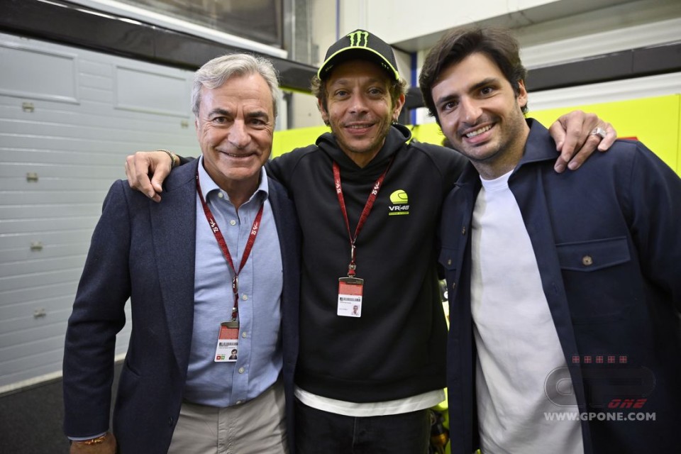 MotoGP: Valentino Rossi e i due Sainz: tutto il mondo dei motori in una foto