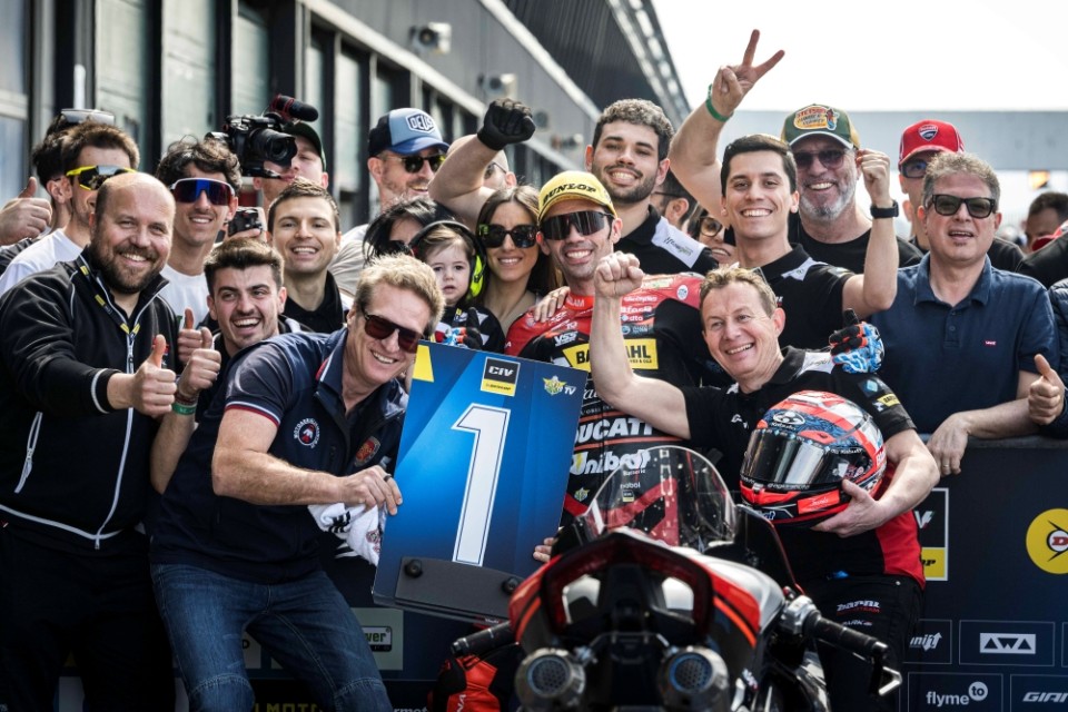 SBK: Pirro: “Guidare come oggi dà gusto, ma i ragazzi mi fanno fare il collo lungo!”