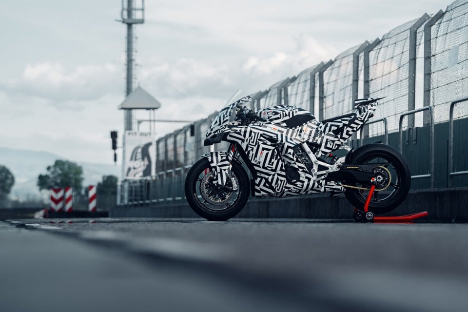 Moto - News: KTM lancia la sfida alla Ducati V2 in SuperSport: ecco la 990 RC R