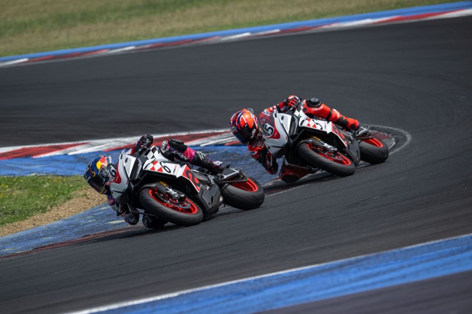 MotoGP: Miguel Oliveira e Loris Capirossi si impongono nella prima All Stars Race