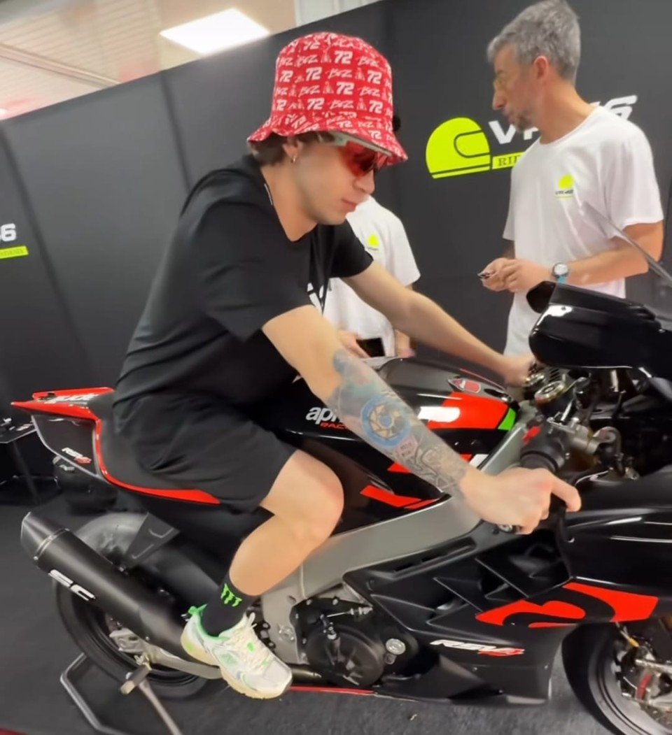 MotoGP: Bezzecchi per la prima volta sull’Aprilia RSV4: “È bellissima!”