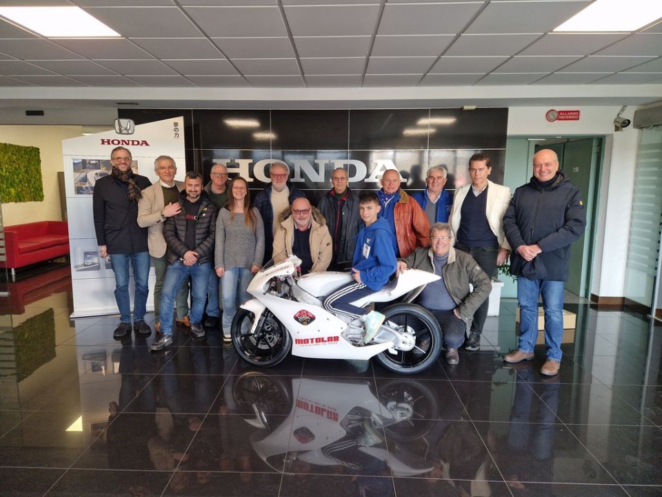 Moto3: Luca Rizzi corre nel CIV grazie al crowdfunding: consegnata la Honda NSF250R