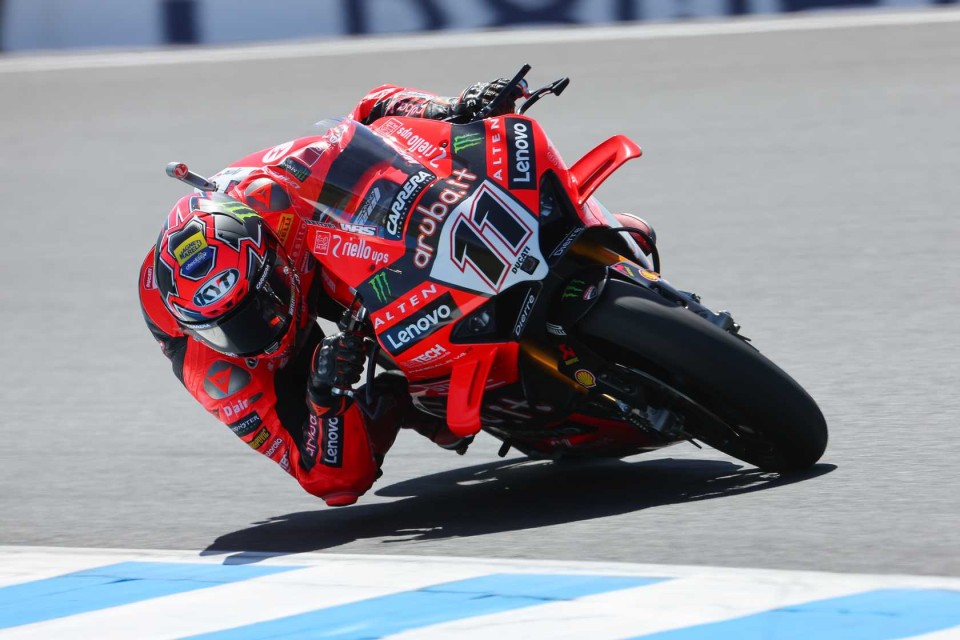 SBK: Bulega in pole: prima fila di fuoco con Toprak e Iannone a Phillip Island
