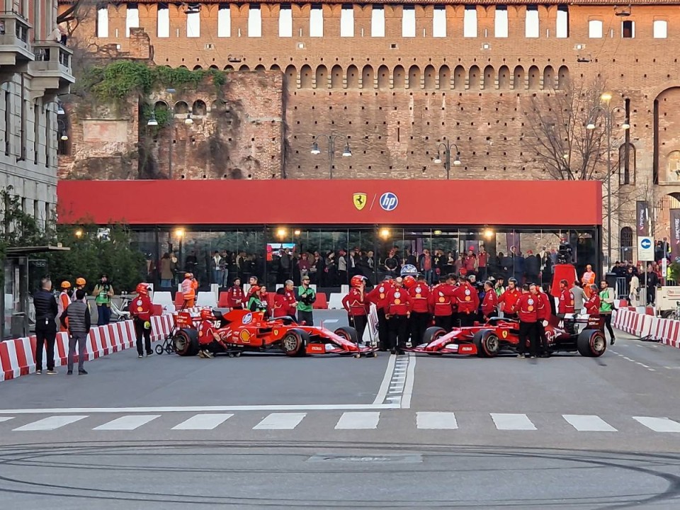 Auto - News: Ferrari, Show di Leclerc ed Hamilton sulle strade di Milano