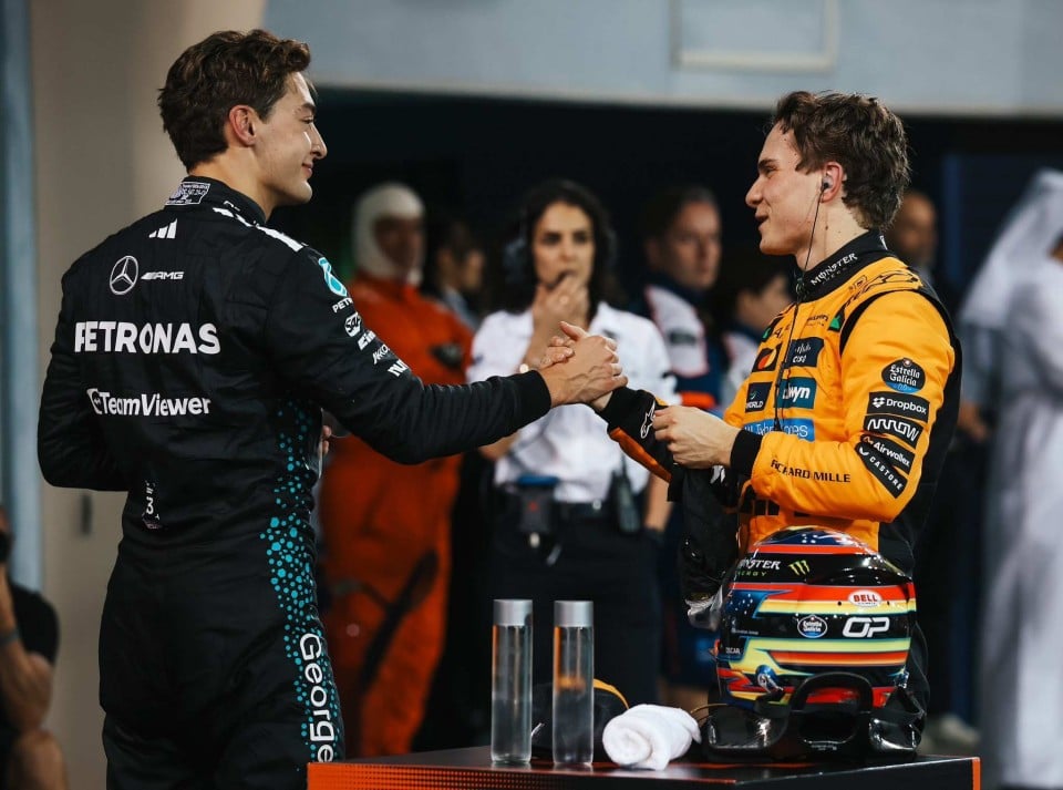 Auto - News: Piastri in pole in Bahrain. Penalizzate le Mercedes: Leclerc in prima fila