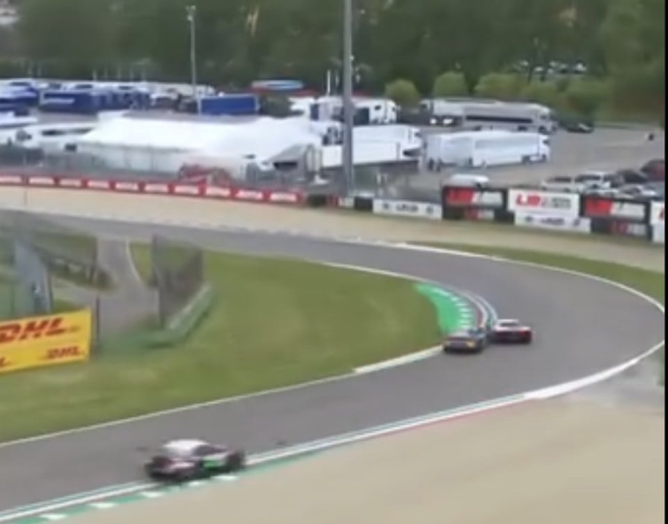 Auto - News: WEC: Rossi sperona la Ferrari di Mann ad Imola mandandola in testacoda