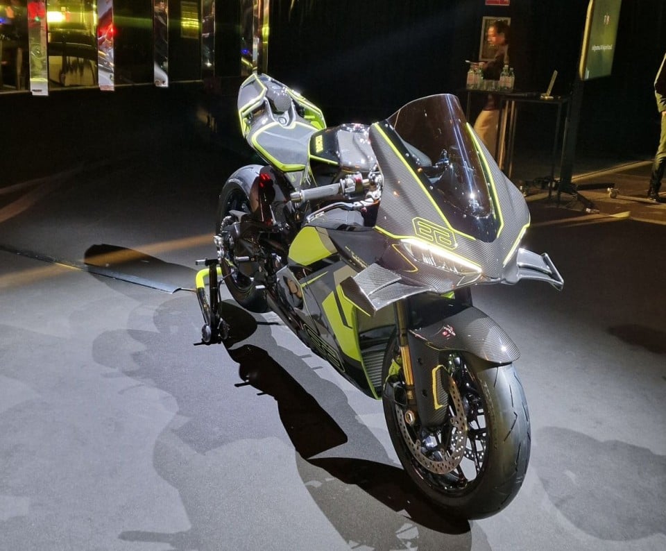 Moto - News: A Milano tolti i veli alla Ducati V4 Panigale Lamborghini 