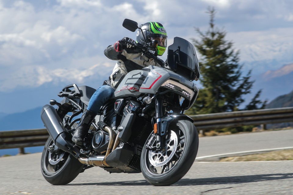 Moto - Test: Harley Davidson Pan America 1250 ST, la maxi enduro che si converte alla strada