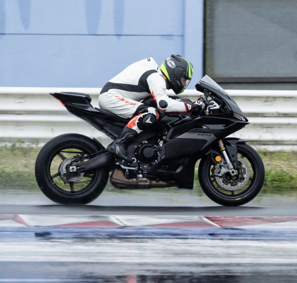 Moto - Test: Yamaha R9: sul bagnato di Misano paga la dolcezza