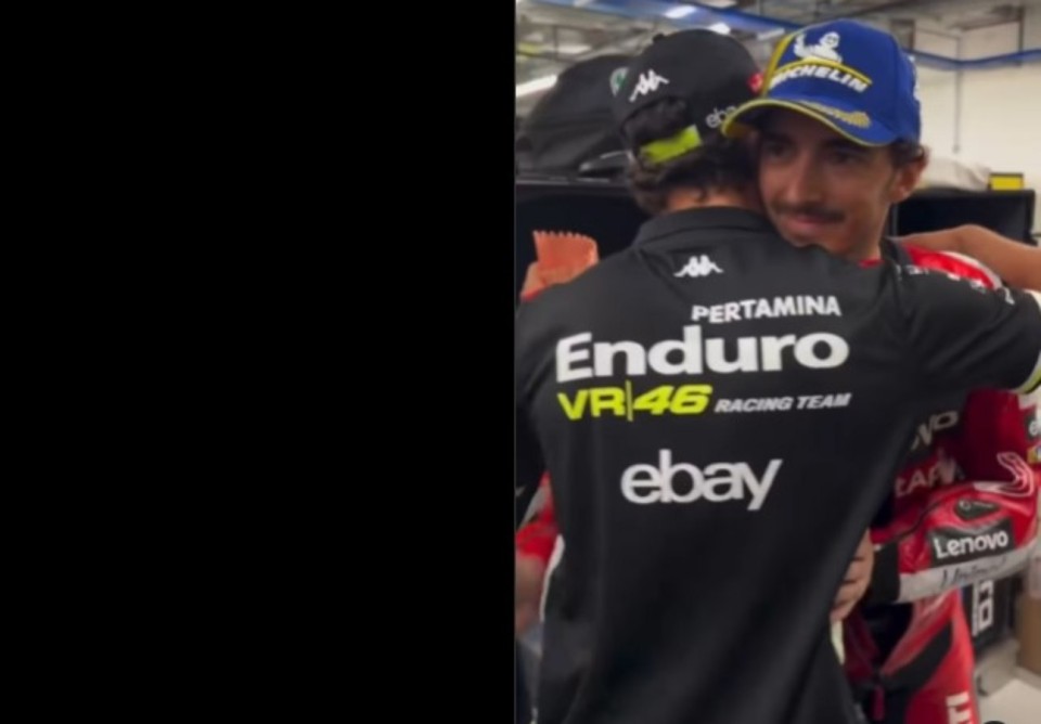 MotoGP: Scambio di coppe al box ed è subito siparietto tra Bagnaia e Morbidelli