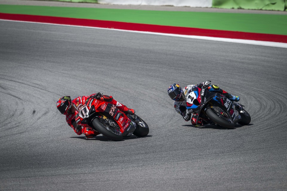SBK: Flusso di benzina? Rottura del motore? BMW 10km/ più lenta di Ducati