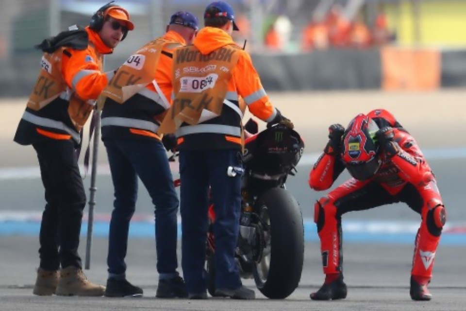 SBK: Bulega senza parole: “È una giornata nera, la Ducati si è spenta senza un perché”