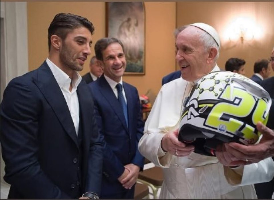 SBK: Andrea Iannone e quel casco in dono a Papa Francesco