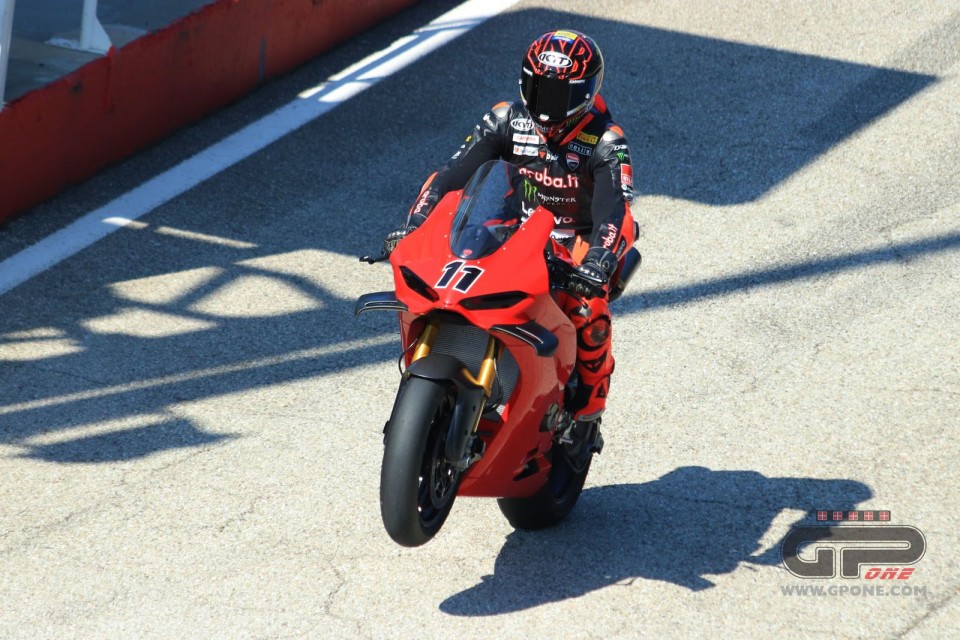 SBK: Bulega sets Misano alight: 1'35.5 with the new Ducati V4-S