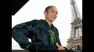 Moto - News: Burn-out ai piedi della Torre Eiffel per Rossi