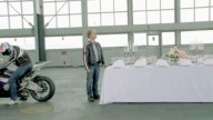 Moto - News: Tablecloth Trick: Aprilia risponde a BMW. Il video
