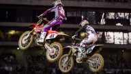 Moto - News: Ama Supercross 2011: James Stewart vince e balza in testa 