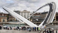 Moto - News: Red Bull: Julien Dupont ed il Gateshead Millennium Bridge