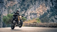 Moto - News: Milla Jovovich “si stende” con una BMW R nineT - [VIDEO]