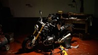 Moto - News: Milla Jovovich “si stende” con una BMW R nineT - [VIDEO]