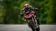 Moto - News: Ducati Streetfighter V4, la superbike si spoglia