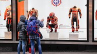 MotoGP: Marc Marquez si trasforma in manichino umano nelle vetrine di Madrid