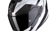 Moto - News: Scorpion EXO 1400 Carbon Air: il casco gran turismo mascherato racing