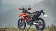 Moto - News: KTM 690 Enduro R e 690 SMC R, le supermono diventano tech