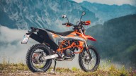 Moto - News: KTM 690 Enduro R e 690 SMC R, le supermono diventano tech