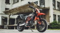 Moto - News: KTM 690 Enduro R e 690 SMC R, le supermono diventano tech