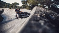 Moto - News: KTM 1290 Super Adventure S 2021: la Travel Enduro "sale" uno scalino - foto e video