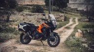 Moto - News: KTM 1290 Super Adventure S 2021: la Travel Enduro "sale" uno scalino - foto e video