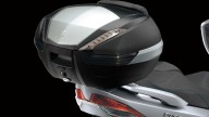 Moto - News: Suzuki Burgman 400 2021: il maxi-scooter si rinnova tra sport e arte