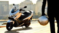 Moto - News: Suzuki Burgman 400 2021: il maxi-scooter si rinnova tra sport e arte