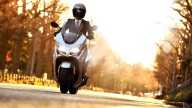 Moto - News: Suzuki Burgman 400 2021: il maxi-scooter si rinnova tra sport e arte