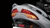 Moto - News: Suzuki Burgman 400 2021: il maxi-scooter si rinnova tra sport e arte